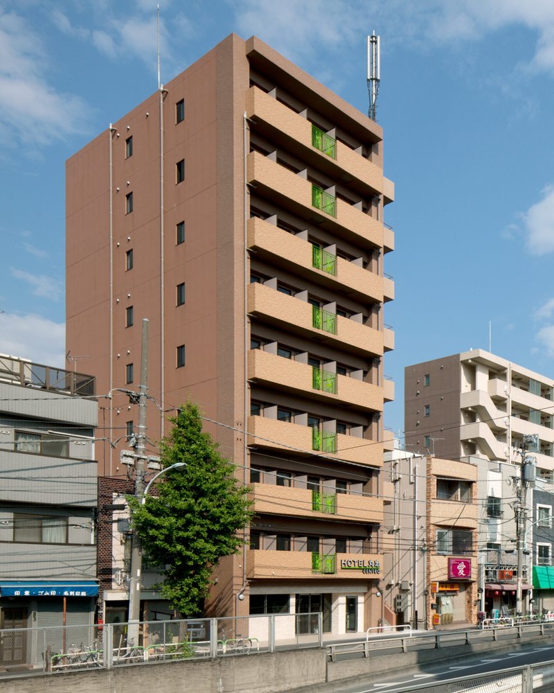 ホテル丸忠 CENTRO の外観。南千住の街並みに建つ10階建てのホテル